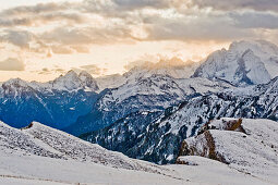 Schneebedeckte Dolomiten am Passo di Giau, Südtirol, Italien
