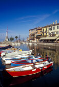 Fischerboote im Hafen unter blauem Himmel, Lazise, Gardasee, Venetien, Italien, Europa