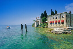 Blick auf das Restaurant Locanda San Vigilio am Seeufer, Punta San Vigilio, Gardasee, Venetien, Italien, Europa