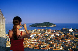 Junge Frau fotografiert die Altstadt von Dubrovnik, Kroatische Adriaküste, Dalmatien, Kroatien, Europa
