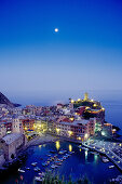 Vollmond, Blick auf Vernazza am Abend, Cinque Terre, Ligurien, Italienische Riviera, Italien, Europa