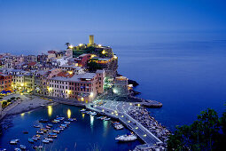 Blick auf Vernazza am Abend, Cinque Terre, Ligurien, Italienische Riviera, Italien, Europa