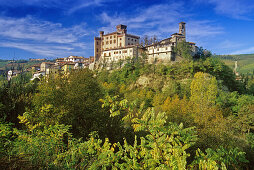 Kastell auf einem Hügel unter blauem Himmel, Barolo, Piemont, Italien, Europa