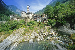 Das Dorf Lavertezzo im Valle Verzasca unter Wolkenhimmel, Tessin, Schweiz, Europa