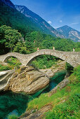 Die Steinbrücke Ponte dei Salti unter blauem Himmel, Valle Verzasca, Tessin, Schweiz, Europa