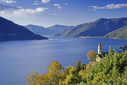 Blick über die Kirche von Ronco sopra Ascona zum Lago Maggiore, Tessin, Schweiz, Europa