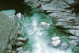 Stromschnellen zwischen den Felsen im Valle Verzasca, Tessin, Schweiz, Europa