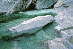 Stromschnellen zwischen den Felsen im Valle Verzasca, Tessin, Schweiz, Europa