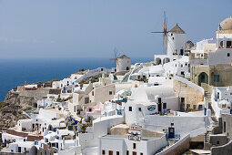 Windmühlen und Häuser am Hang, Oia, Santorin, Kykladen, Griechenland, Europa