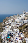 Windmühlen und Häuser am Hang, Oia, Santorin, Kykladen, Griechenland, Europa