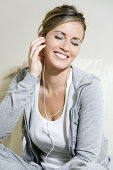 Woman listening to the MP3 in the couch