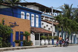 Family, Street scenery, Playa El Tirano, Isla de Margarita, Nueva Esparta, Venezuela