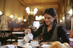 Frau mittleren Alters beim Frühstück in einen Café, Wien, Österreich