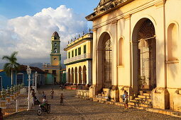 Turm der ehemaligen Kirche San Francisco de Asis (heute: Museo Nacional de la Lucha Contra Bandidos) und Kirche Iglesia Parroquial de la Santisima Trinidad, Trinidad, Sancti Spiritus, Kuba, Tourismus, Reiseziel, Reise, Karibik, Große Antillen, Antillen, I