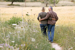 Adult, Adults, Affection, back view, Bond, Bonding, Bonds, Calm, Calmness, Caucasian, Caucasians, Color, Colour, Contemporary, Country, Countryside, couple, couples, Daytime, embrace, embracing, exterior, female, Fondness, Full body, Full length, Full-bod