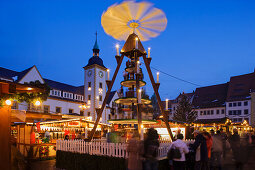 Weihnachtspyramide auf dem Weihnachtsmarkt, Freiberg, Erzgebirge, Sachsen, Deutschland