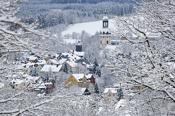 Stadtansicht mit Kirche St. Ulrich im Winter, Schlettau, Erzgebirge, Sachsen, Deutschland