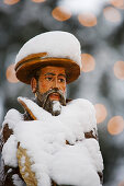 Schneebedeckte Holzfigur, Weihnachtsmarkt, Annaberg-Buchholz, Erzgebirge, Sachsen, Deutschland