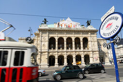 Trambahn vor der Staatsoper, Wien, Österreich