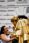 Lebende Statue küsst die Hand einer Frau, Spanische Hofreitschule, Hofburg, Wien, Österreich