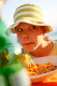 Mädchen isst Spaghetti, Formentera, Balearen, Spanien