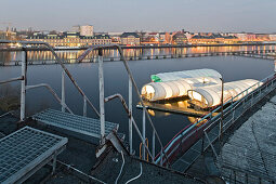 Badeschiff, Spree, Arena-Halle, im Vordergrund auf dem Dach ein ehemaliger Grenzkontrollweg der DDR-Grenzwachen auf Eisenroststeg