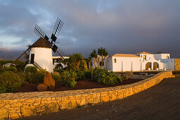 Die Windmühle Molino de Antigua unter Wolkenhimmel, Antigua, Fuerteventura, Kanarische Inseln, Spanien, Europa