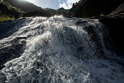 Wasserfall im Gebirge im Sonnenlicht, Barranco del Charco Azul, Tal von El Risco, Naturpark Tamadaba, Gran Canaria, Kanarische Inseln, Spanien, Europa