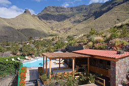 Terrasse und Pool des Ferienhauses Las Rosas im Sonnenlicht, Berg Faneque, Tal von El Risco, Naturpark Tamadaba, Gran Canaria, Kanarische Inseln, Spanien, Europa