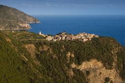 Blick vom Wanderweg auf den Ort Corniglia, Cinque Terre, La Spezia, Ligurien, Italienische Riviera, Italien, Europa