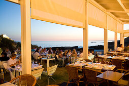Fischrestaurant an der Praia do Evaristo, Abendessen in einem Fischrestaurant bei Sonnenuntergang, Albufeira, Algarve, Portugal