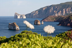 Pan di Zucchero, Felsen vor der Küste im Sonnenlicht, Masua, Sardinien, Italien, Europa
