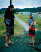 Junge Maori Geschwister im Dorf Hicks Bay, Eastcape, Nordinsel, Neuseeland
