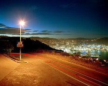 Blick von Mt.Victoria auf Lambton Harbour bei Nacht, Wellington, Nordinsel, Neuseeland