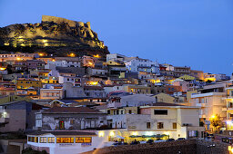 Häuser und Burg an der Küste am Abend, Castelsardo, Nord Sardinien, Italien, Europa