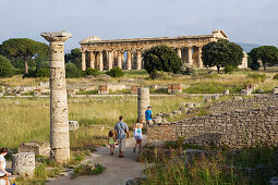 Touristen am Poseidontempel, Tempel der Hera in Paestum, UNESCO Weltkulturerbe, Cilento, Kampanien, Italien