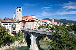 Die Teufelsbrücke über den Natisone stammt aus dem 15.Jahrhundert und wurde 1918 neu errichtet, Cividale del Friuli, Friaul-Julisch Venetien, Italien