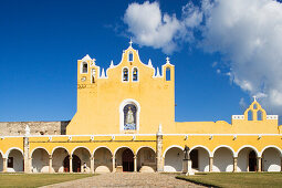 St. Antonio de Padua ist ein Franziskanerkloster, es wurde aus den Steinen einer Pyramide gebaut, Izamal, auch die gelbe Stadt genannt, Bundesstaat Yucatan, Halbinsel Yucatan, Mexiko