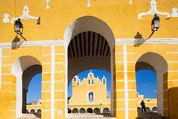 St. Antonio de Padua ist ein Franziskanerkloster, es wurde aus den Steinen einer Pyramide gebaut, Izamal, auch die gelbe Stadt genannt, Bundesstaat Yucatan, Halbinsel Yucatan, Mexiko