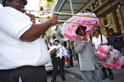 Second Lines haben eine lange Tradition in New Orleans. Eine Gruppe von Menschen die der Musik wegen an einer Parade teilnehmen werden so genannt, auch bei Beerdigungen, French Quarter, New Orleans, Louisiana, Vereinigte Staaten, USA