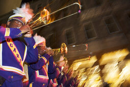 Brass Parade im French Quarter, New Orleans, Louisiana, Vereinigte Staaten, USA
