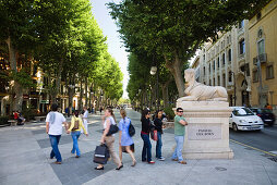 Skulptur und Menschen auf einer Promenade, Passeig des Born, Palma, Mallorca, Spanien, Europa