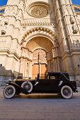 Westportal der Kathedrale La Seu in Palma mit Oldtimer, Mallorca, Spanien, Europa