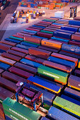 Container im Containerhafen bei Nacht, Hamburger Hafen, Deutschland