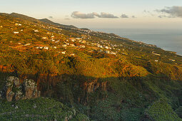 Aussichtspunkt, Blick von Erita de San Bartolome, La Galga, Ostküste und Dorf, Los Galguitos, Sonnenaufgang, UNESCO Biosphärenreservat, Atlantik, Meer, La Palma, kanarische Inseln, Spanien, Europa