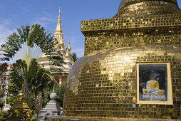 Goldene Stupa eines Wats im Sonnenlicht, Phnom Penh, Kambodscha, Asien