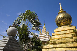Goldene Stupa eines Wats im Sonnenlicht, Phnom Penh, Kambodscha, Asien
