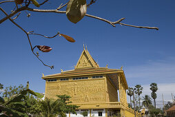 Buddhistischer Tempel im Sonnenlicht nördlich von Phnom Penh, Kambodscha, Asien