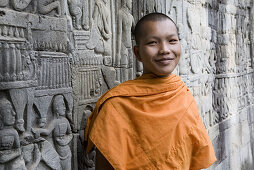 Junger buddhistischer Mönch vor der Tempelanlage Bayon in Angkor, Provinz Siem Reap, Kambodscha, Asien