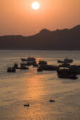 Sonnenuntergang über dem Hafen von Cat-ba Stadt, Halong Bucht im Golf von Tonkin, Vietnam, Asien